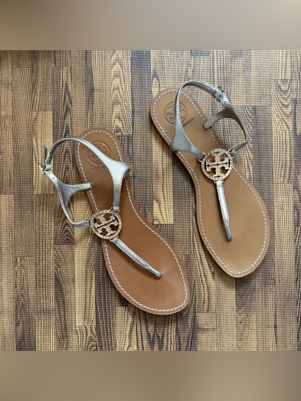 Tory Burch Silver Metallic Leather T-strap /Sandals 10